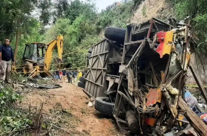 Tragedia en México: un micro cayó por un barranco y al menos 27 personas murieron