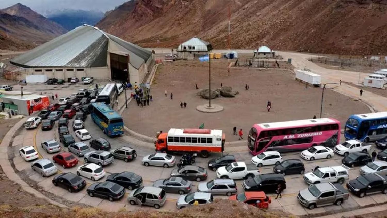 Por la brecha, volvió el boom de argentinos que compran en Chile: cerró el principal cruce por la cantidad de autos