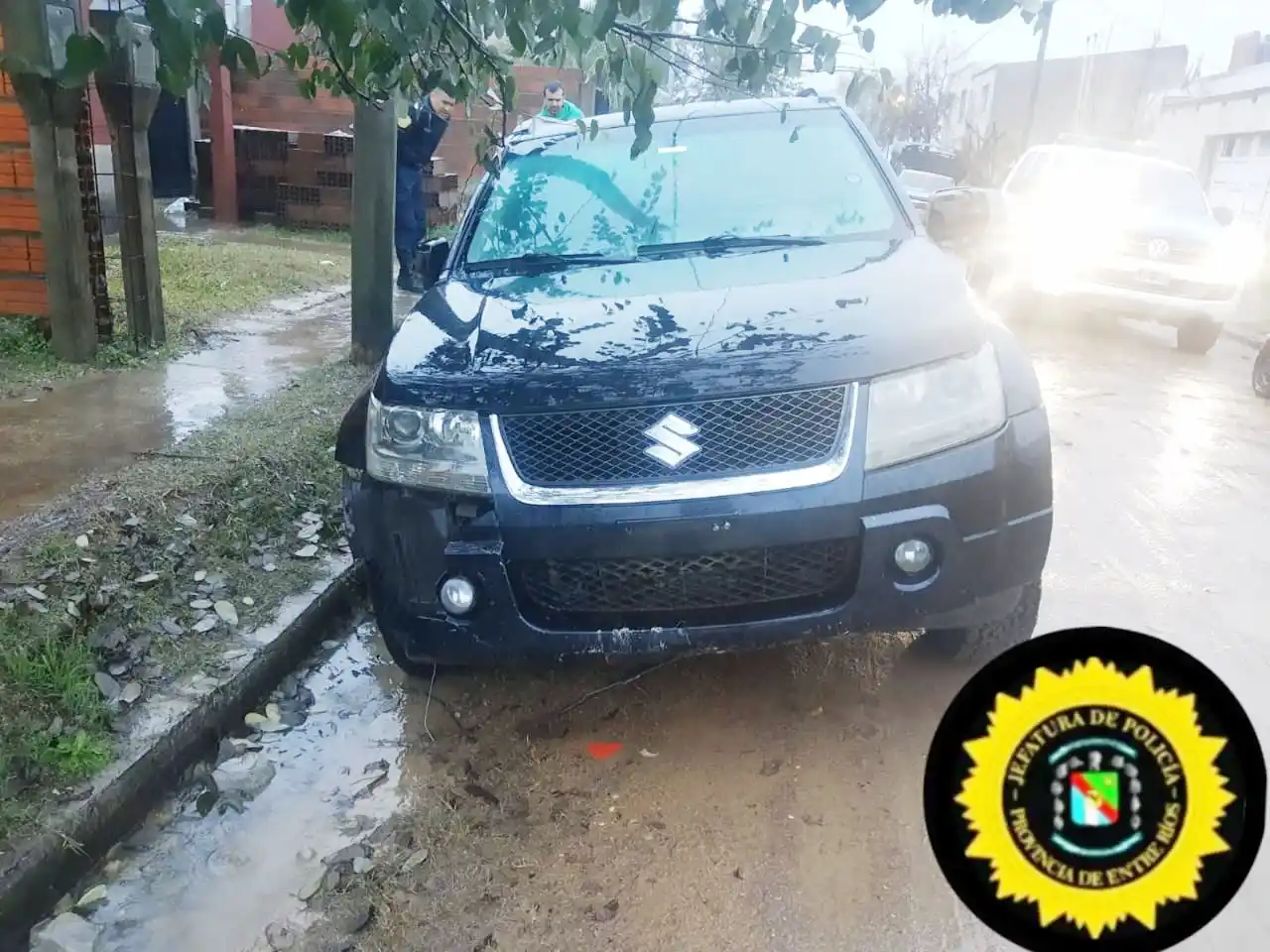 Un vehículo con patente uruguaya chocó varios autos en una concesionaria