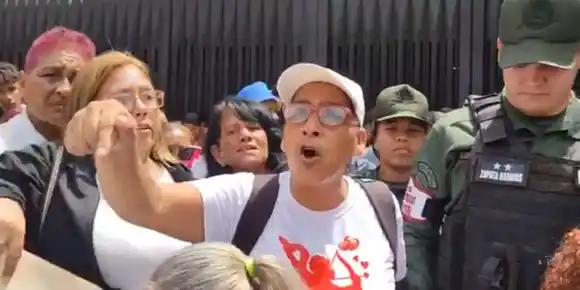 Tras clamor de familiares de PRIVADO DE LIBERTAD: ministro de Prisiones acude al Palacio de Justicia (+Videos)