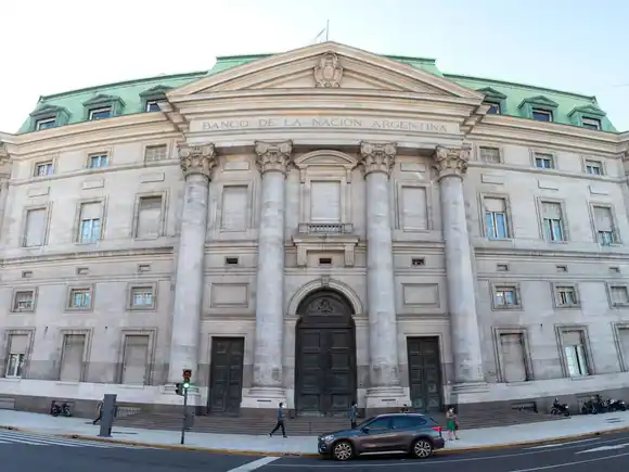 Milei firmó el decreto que transforma al Banco Nación en una sociedad anónima