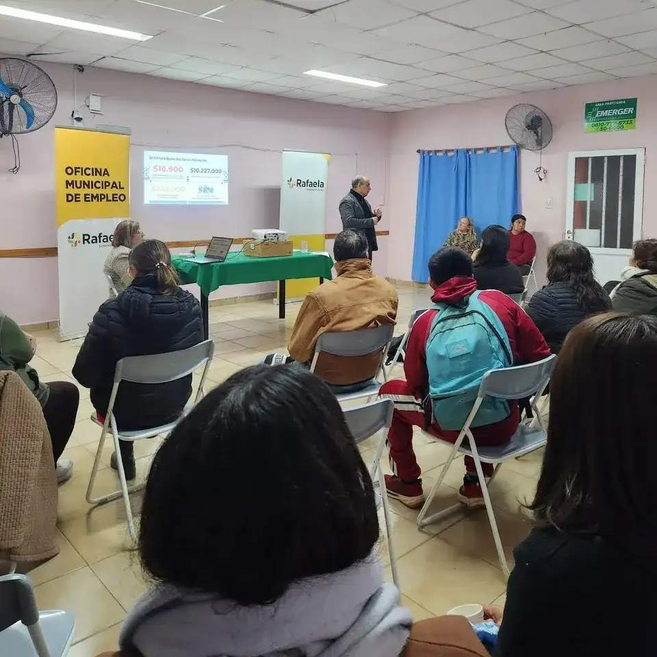 “Empleo Cerca”: la Municipalidad de Rafaela acercó asesoramiento laboral y previsional a vecinos del barrio Italia - 1