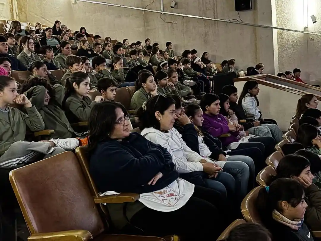 Esta semana se presentó en el Cine Hispano, de Rufino, “En serio Argentina”, obra que aborda los consumos problemáticos. Foto: Municipalidad de Rufino.
