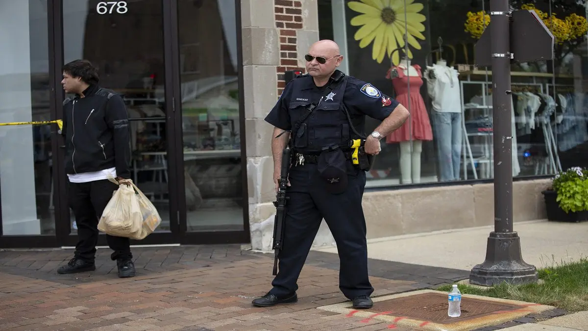 ¡TIRADOR EN FUGA! Desde el techo de un negocio dispararon contra la marcha del #04Jul en Illinois (+FOTOS)