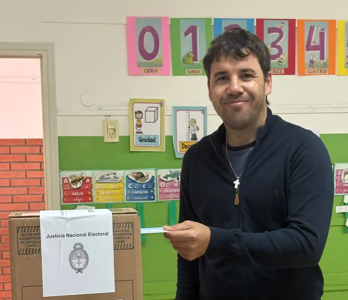 Pablo Giorgis emitiendo su voto. Foto: Gentileza.