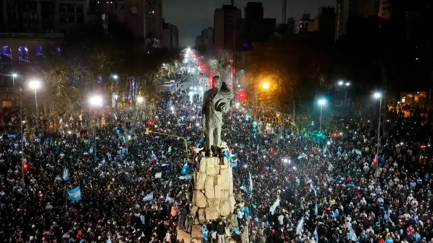 Disturbios, caravana de motos, choques y armas de fuego: el lado B de los festejos de Argentina