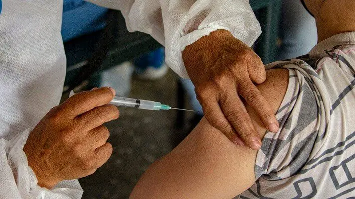 AUMENTO EXPONENCIAL de contagios: ordenan modificar vacunación de refuerzo contra la COVID-19