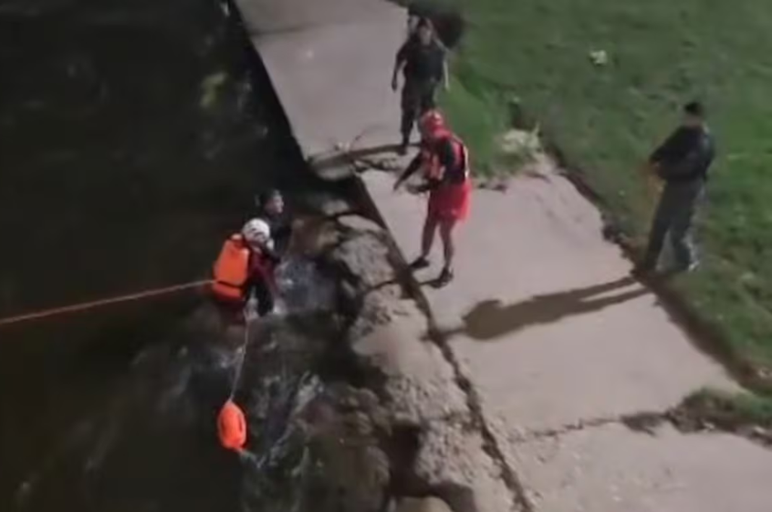 imagen Video: se robó una moto y nadó dos kilómetros en el río para escapar de la policía