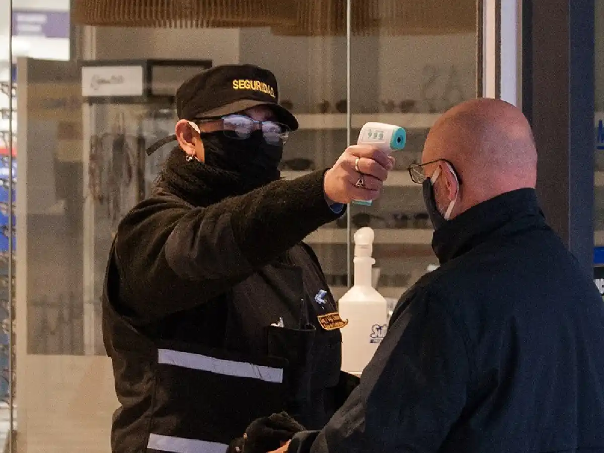 Supermercado arroyitense mide la temperatura a los clientes        