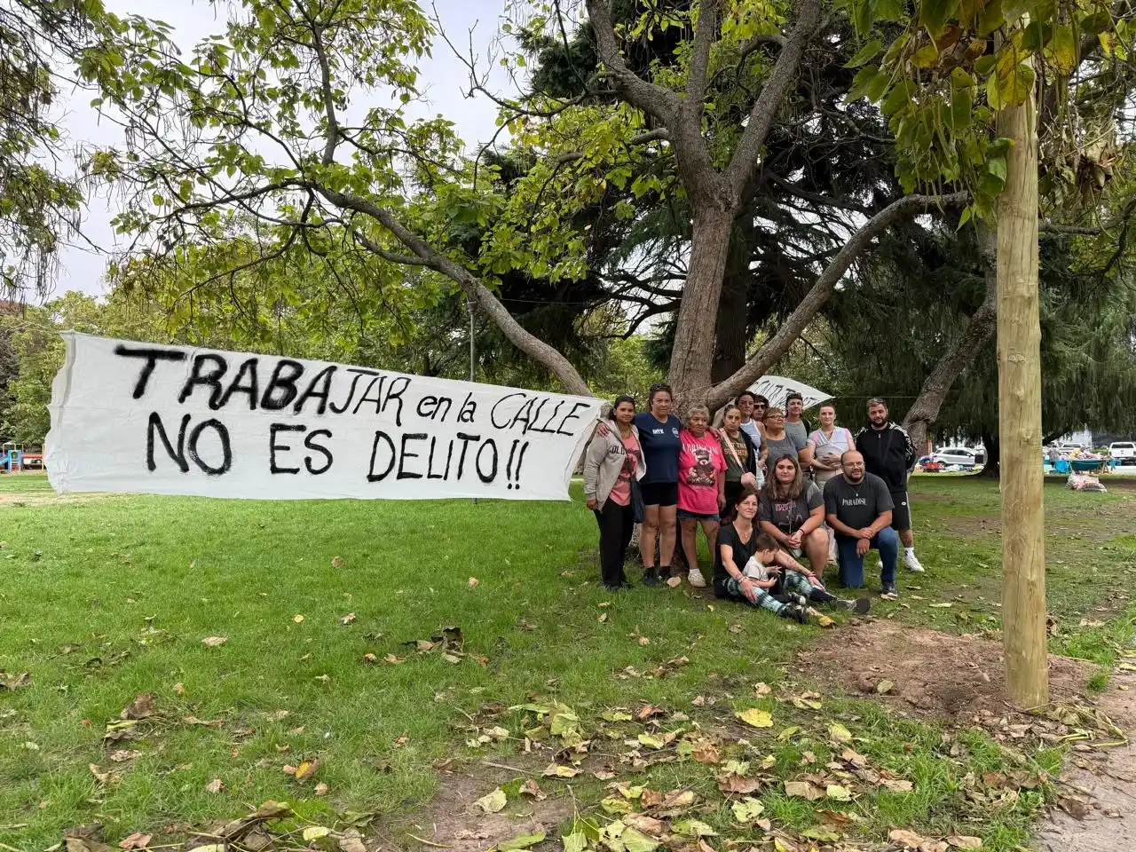 Los feriantes, la bandera, y el poste de luz de la polémica.