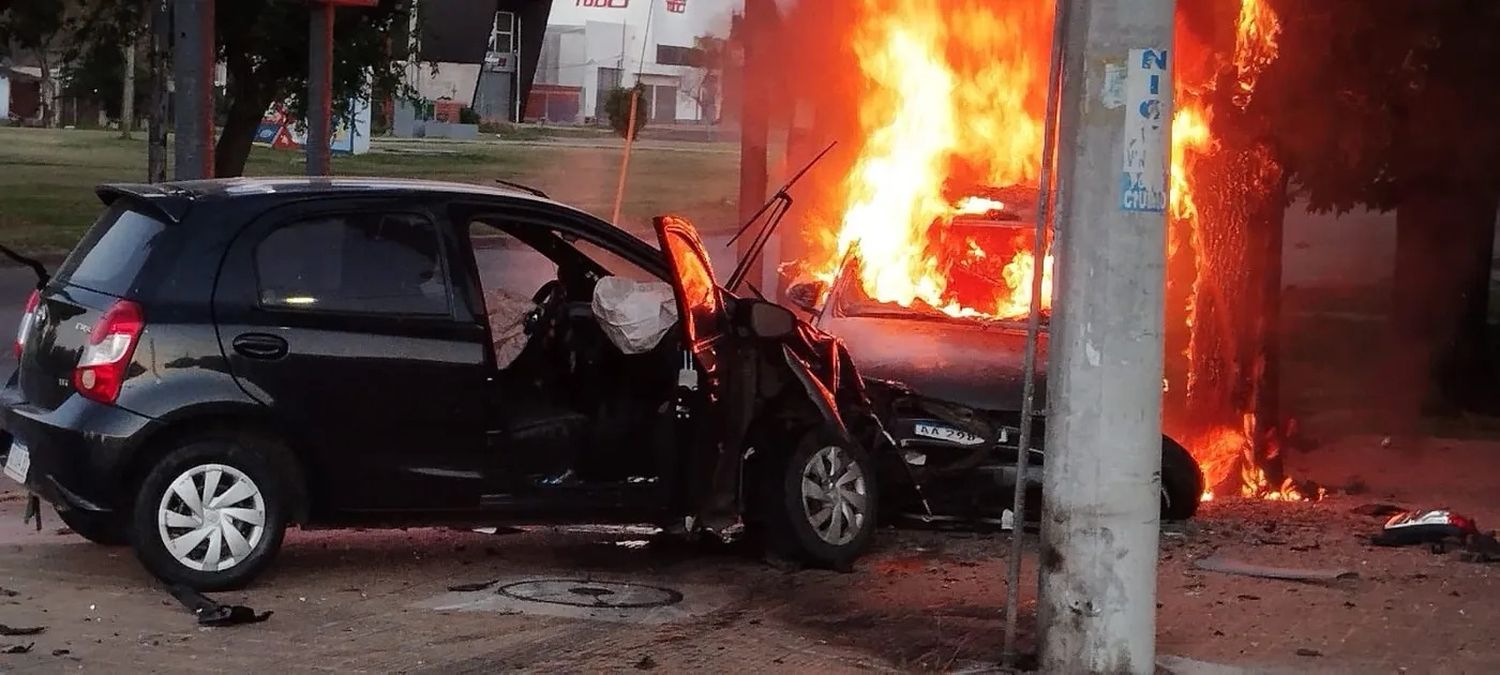 Otra vez La Plata protagonista de un accidente fatal: dos autos chocaron y uno se prendió fuego