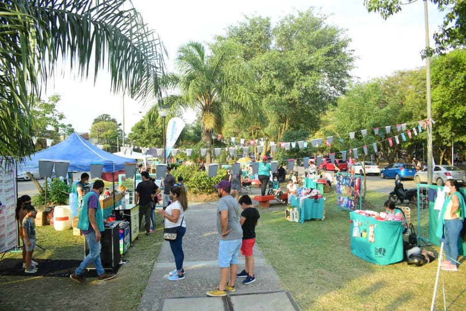 Música, color y alegría en la feria Tarde con Amigos