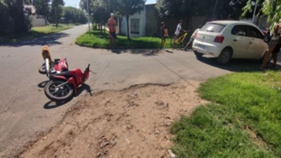 Choque entre un auto y una moto: dos mujeres lesionadas