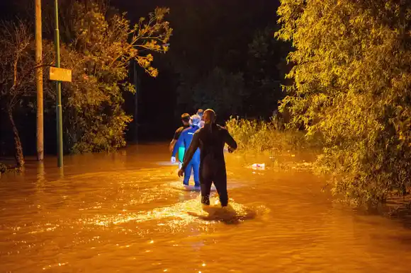 Emergencia en Ensenada: Calles anegadas y 70 personas evacuadas por la gran crecida del Río de la Plata