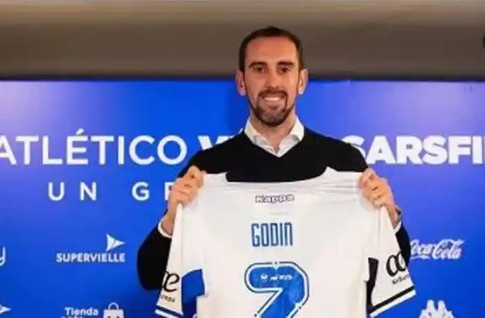 Diego Godín,  descartado para  ser titular en la ida entre Vélez y River por Copa Libertadores