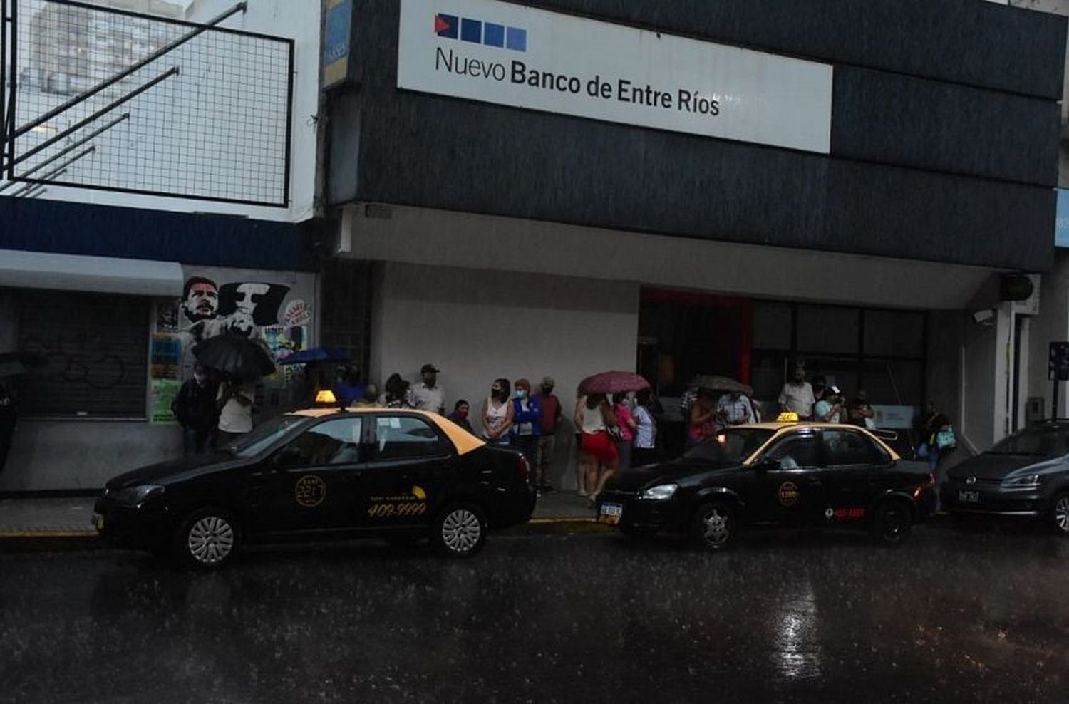 Se cortó la luz en un banco del centro y jubilados tuvieron que hacer cola bajo la lluvia para cobrar