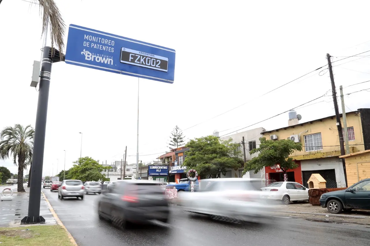 Almirante Brown: Instalaron lectores de patentes en los accesos al municipio para prevenir delitos