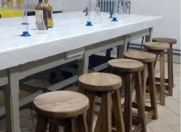 Donación de banquetas para el laboratorio escolar