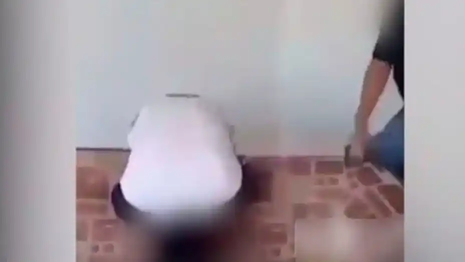 Filmó a su hijo mientras le daba una paliza por llegar borracho: las explicaciones del padre