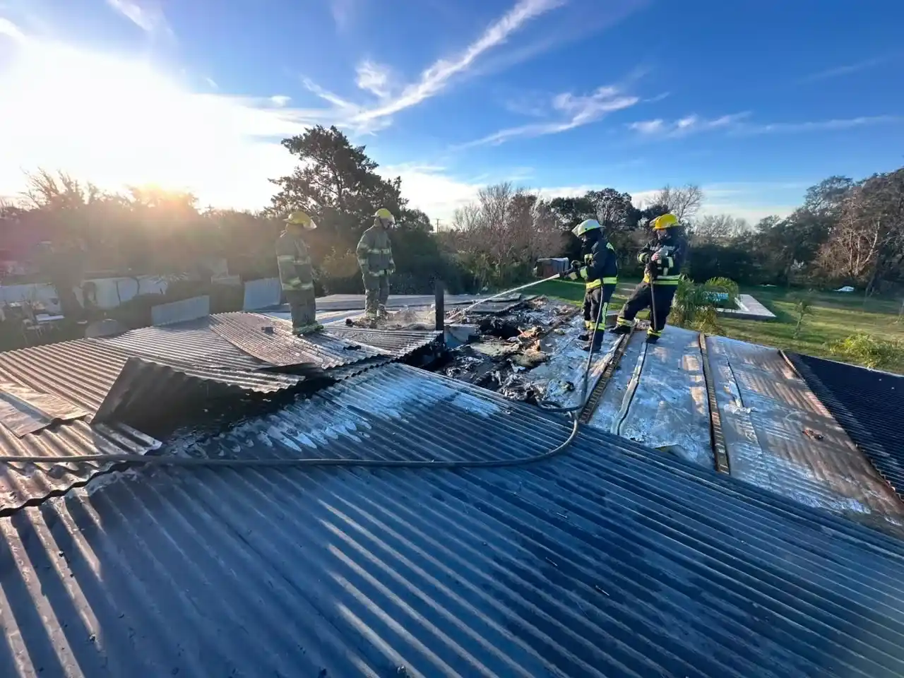 El incendio en Maggiolo afectó el techo y cielorraso de una vivienda. Foto: BVVT