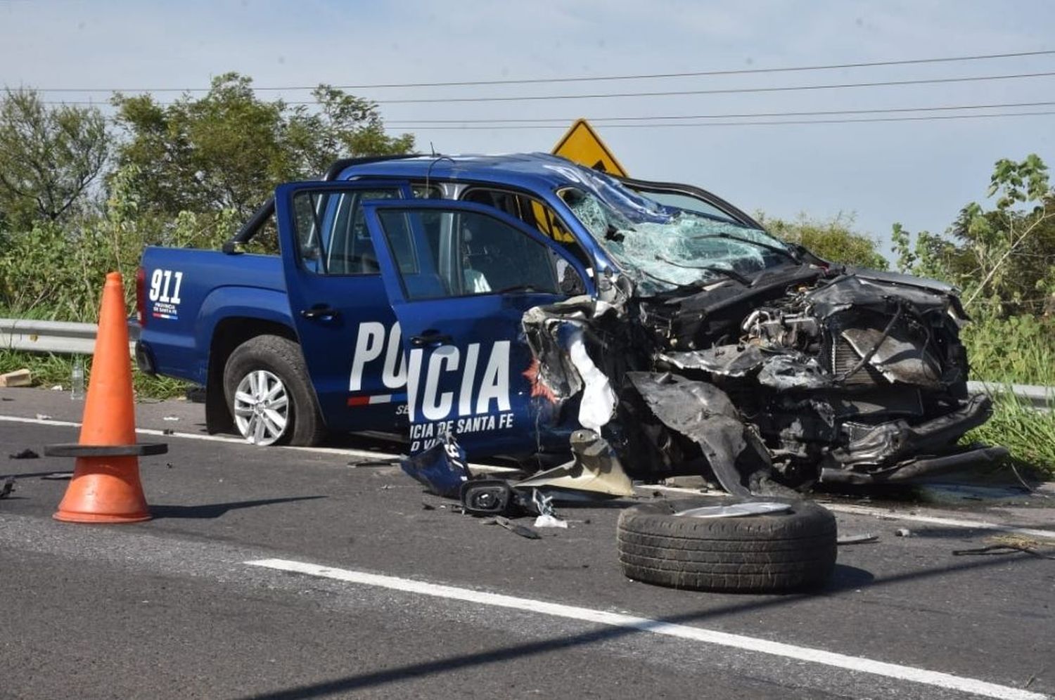 Un móvil policial chocó con un auto que circulaba en contramano por RN 168