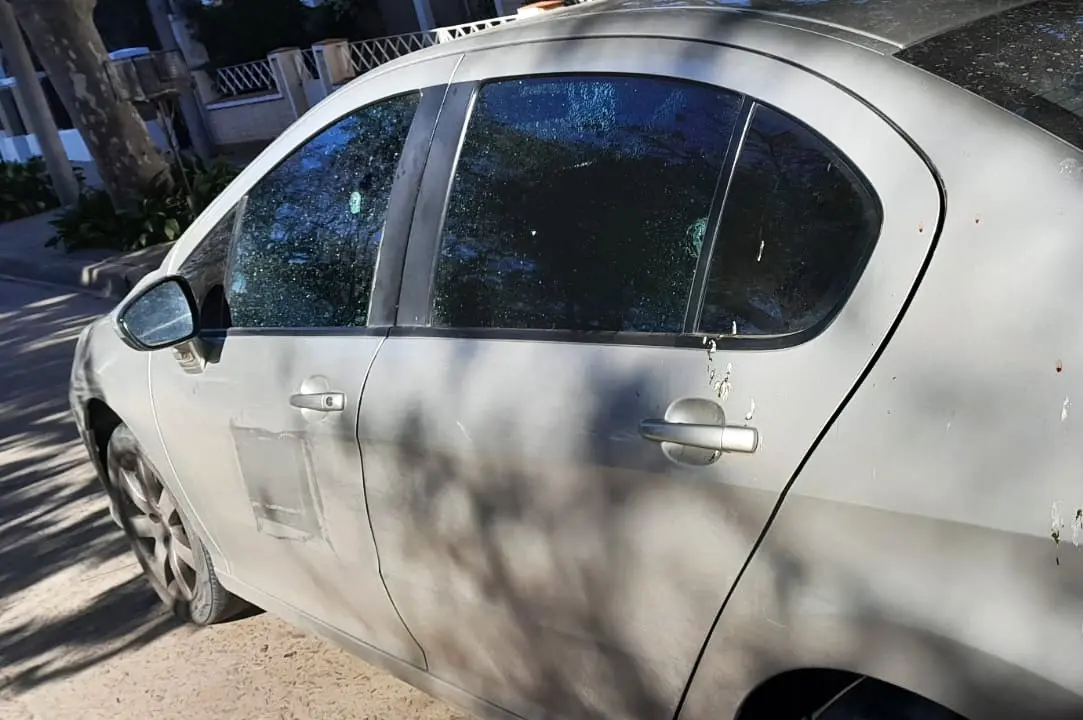 Así quedó el auto del concejal De Rosa, tras recibir dos balazos en las ventanillas.