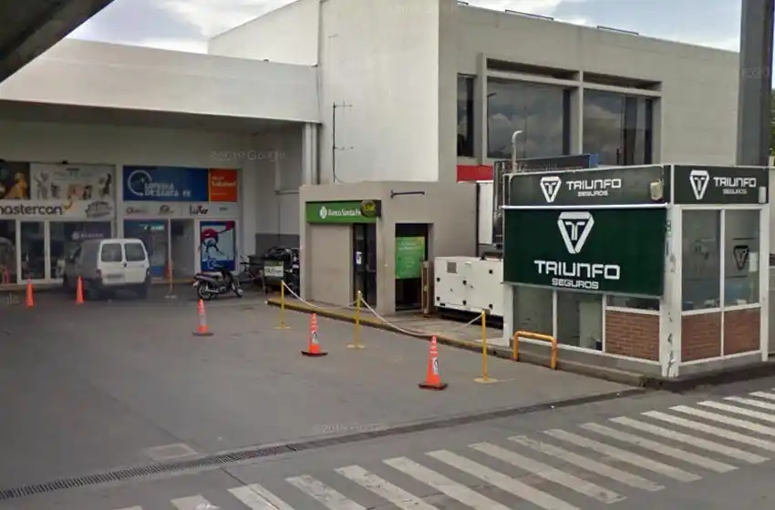 Un agente policial fue asaltado a mano armada tras retirar dinero de un cajero automático