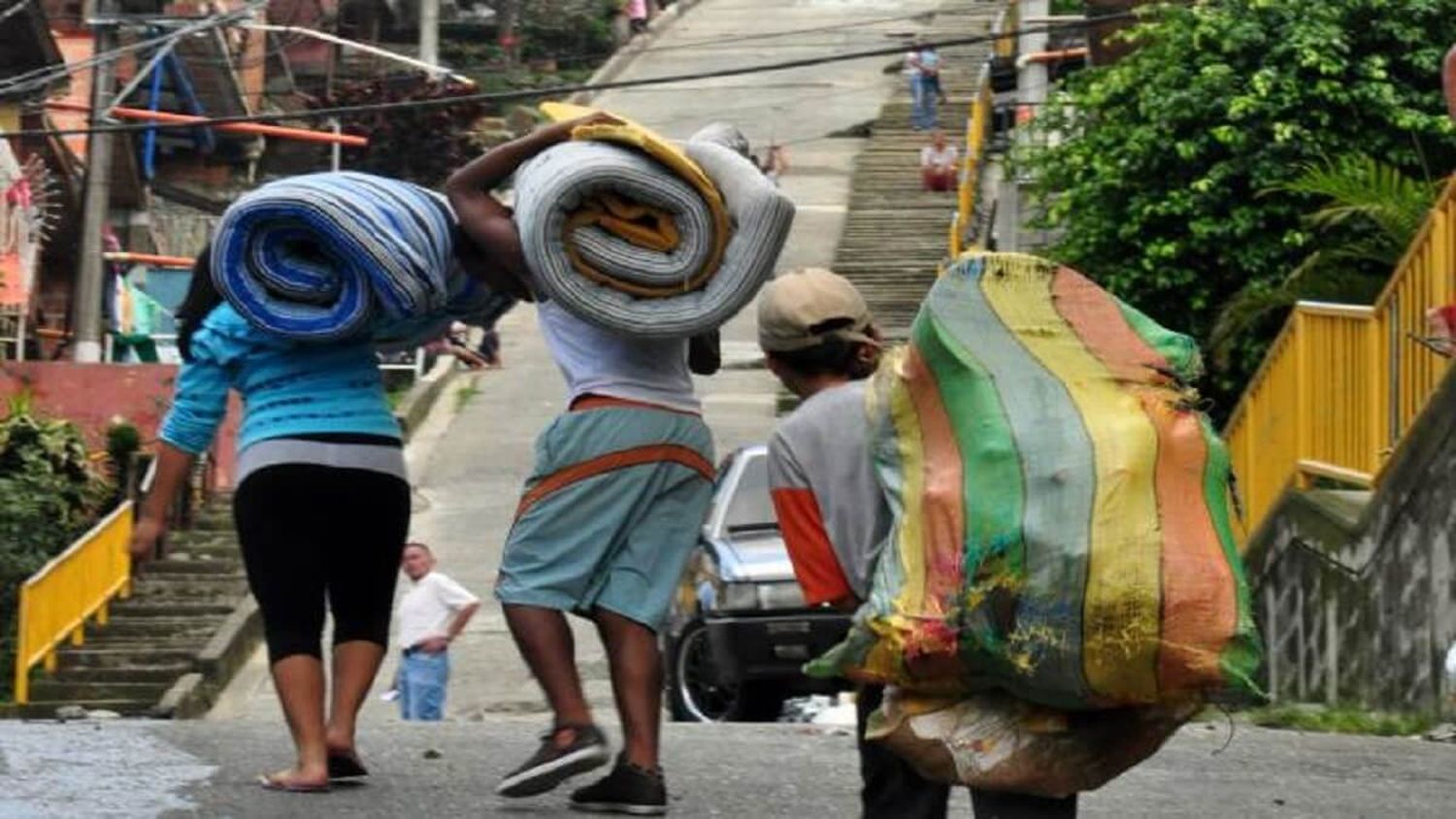 LA VIOLENCIA VACÍA PUEBLOS y lanza a la deriva a desplazados en Colombia