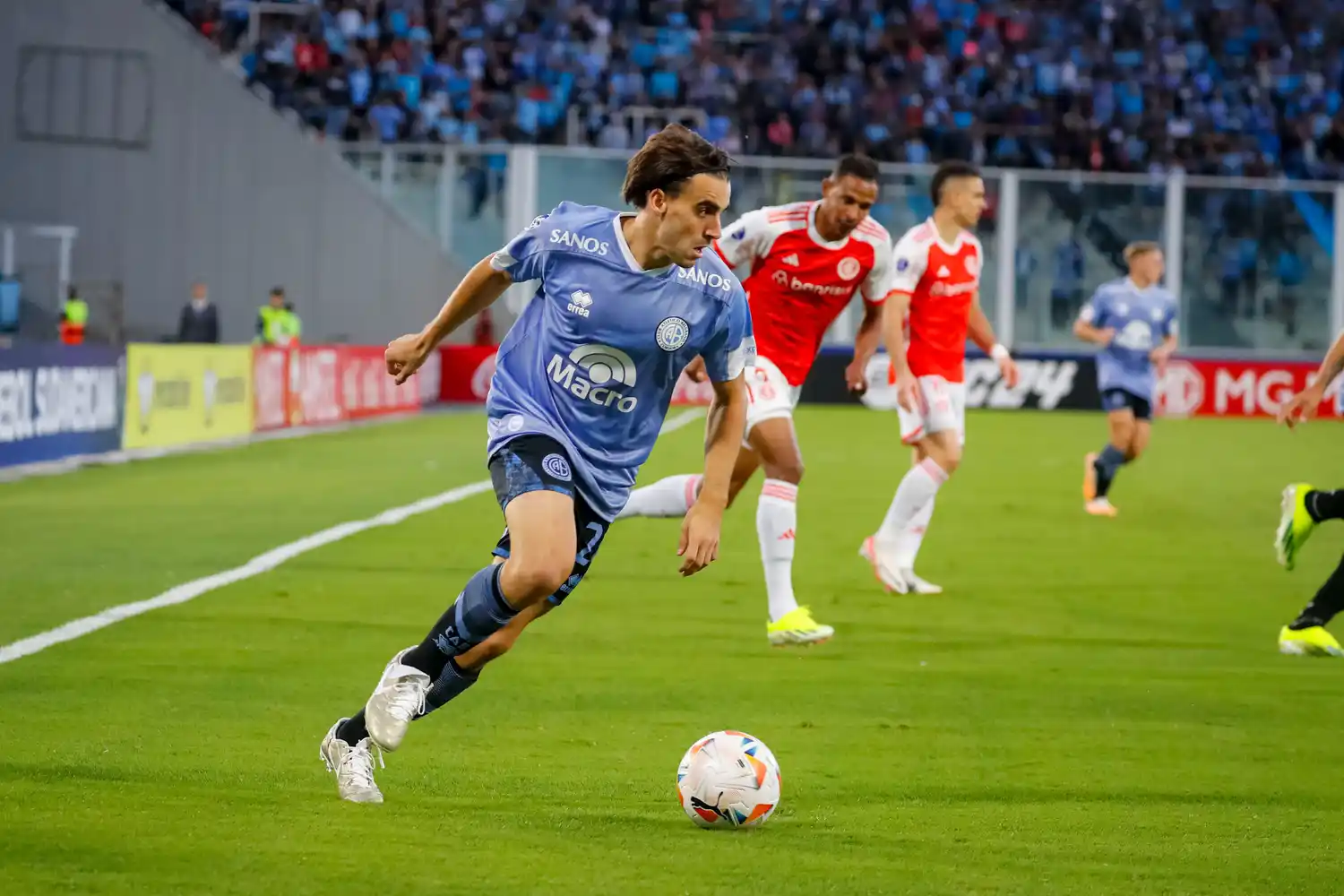 El tandilense González Metilli encara en ataque.