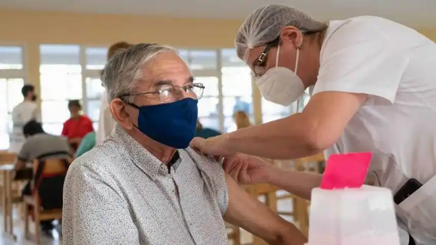 Bibolini dijo que las vacunas tardan entre 21 días y un mes en crear anticuerpos