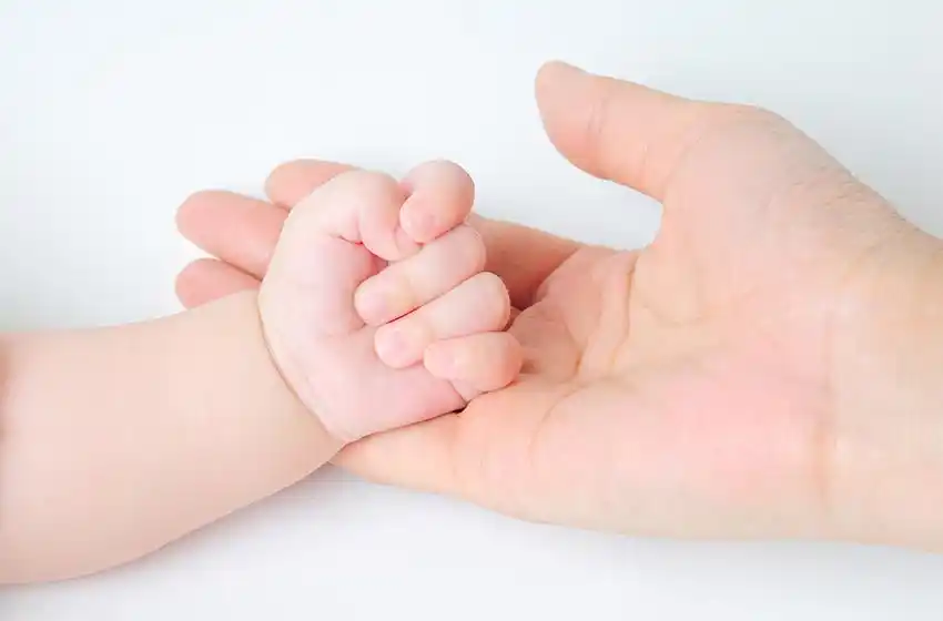 Le dan 120 días de licencia a una madre no gestante de un matrimonio igualitario