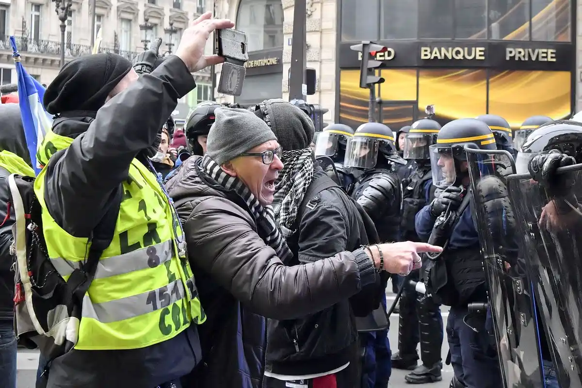 Francia: un “chaleco amarillo” perdió una mano