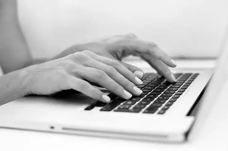 Un hombre se hace pasar por empresario para acosar a jóvenes 