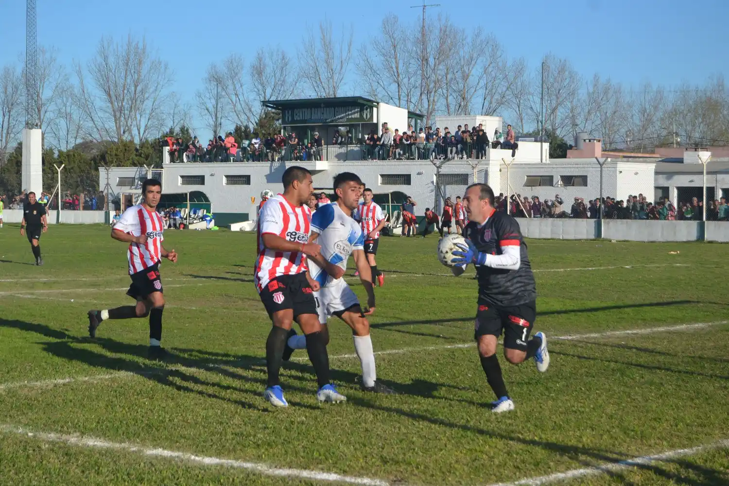 Barrio Norte le ganó a Libertad por 2-1 y clasificó para la próxima fase del Oficial. En La Banda se espera el fallo del Tribunal de Penas por la protesta entablada contra Sportiva y de ser favorable tendría chances de clasificar en la última fecha.