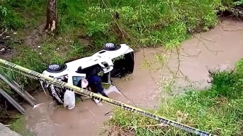 Camioneta en la que circulaban tres jóvenes despistó y cayó al Arroyo Marrincho