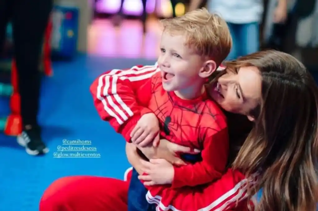 Cami Homs junto a su hijo Bautista