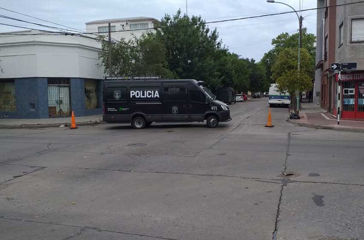 Tensión en la UTA: cortan la calle por posibles incidentes