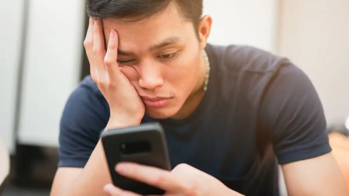 Qué es el "Doomscrolling" y cómo impacta en la salud mental de los jóvenes