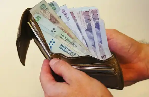 Encontraron una billetera sin documentación y con dinero, pero la devolvieron a su dueño