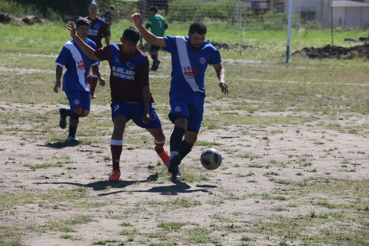 Regatas frenó a Peñarol y lo desplazó de la punta
