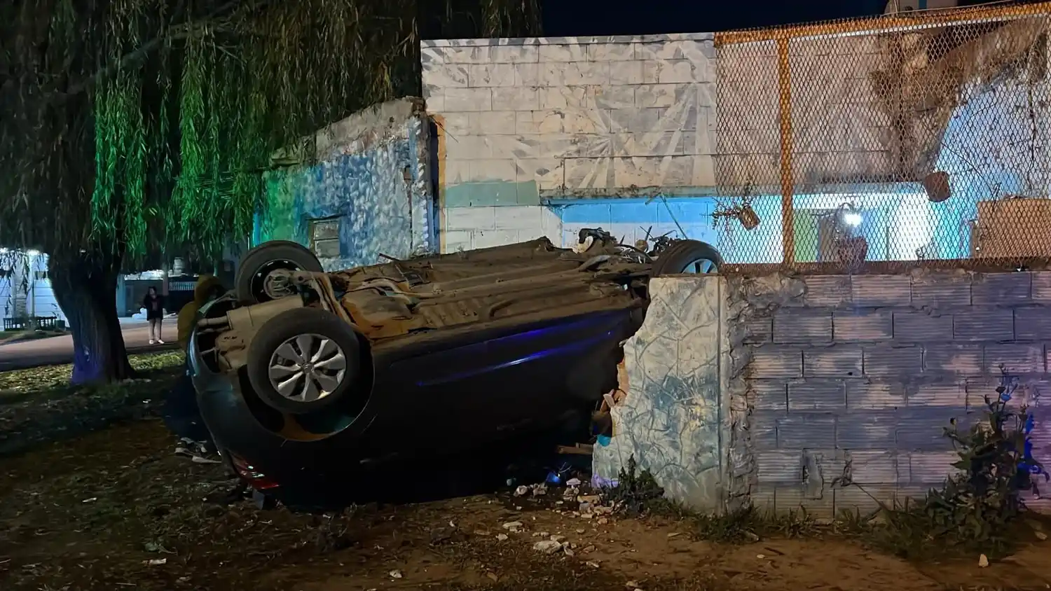 Tres heridos por el vuelco de un auto que se incrustó en una casa de barrio Triángulo