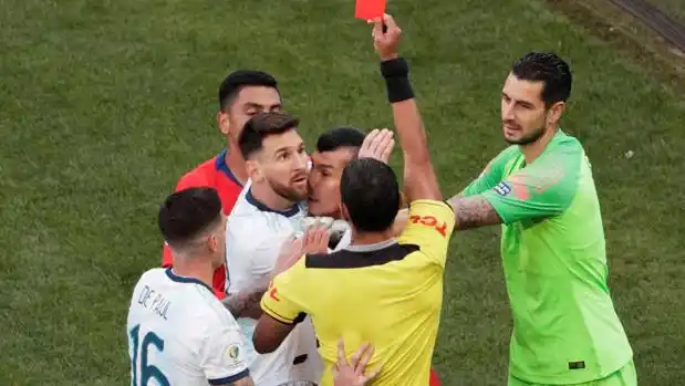 Suspendieron por tres meses a Messi