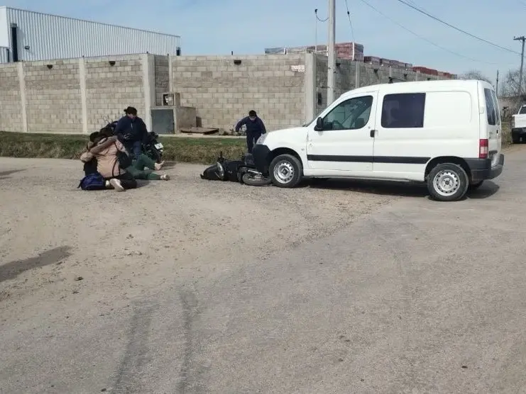 La conductora de la moto se fracturó la mano.