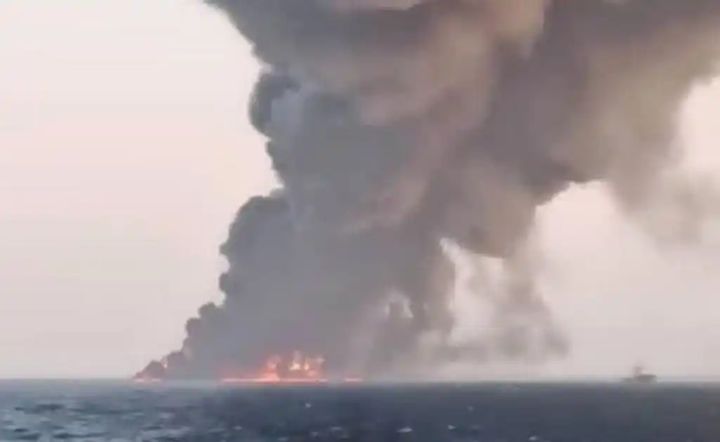 Se incendia y se hunde el barco más grande de la Armada de Irán