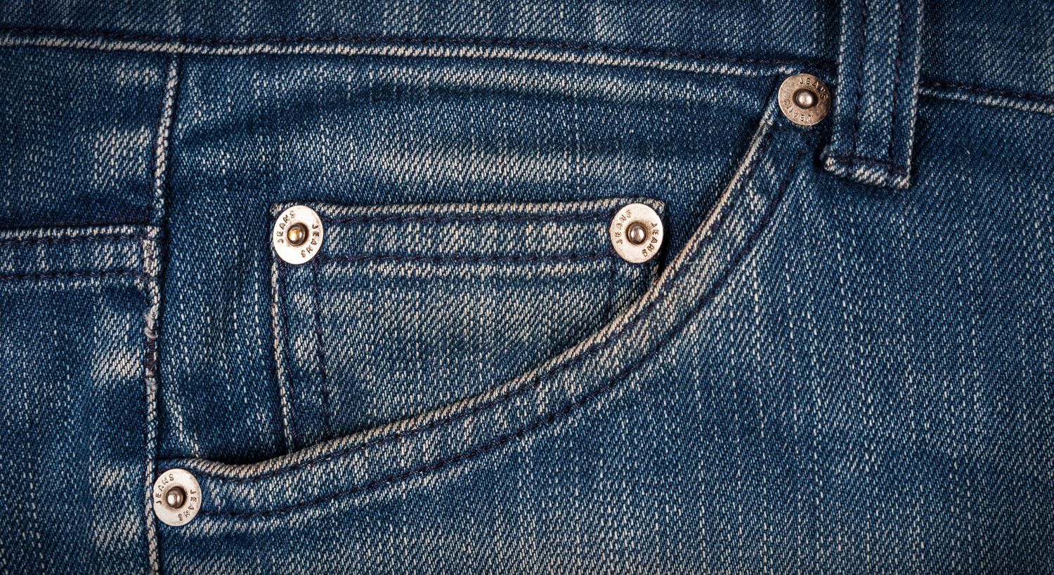 El secreto de los jeans: ¿para qué sirven realmente los botones metálicos?
