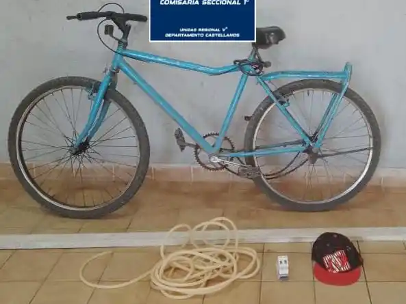 “Afanó” una llave térmica, una regla de albañilería y una manguera de una obra en construcción