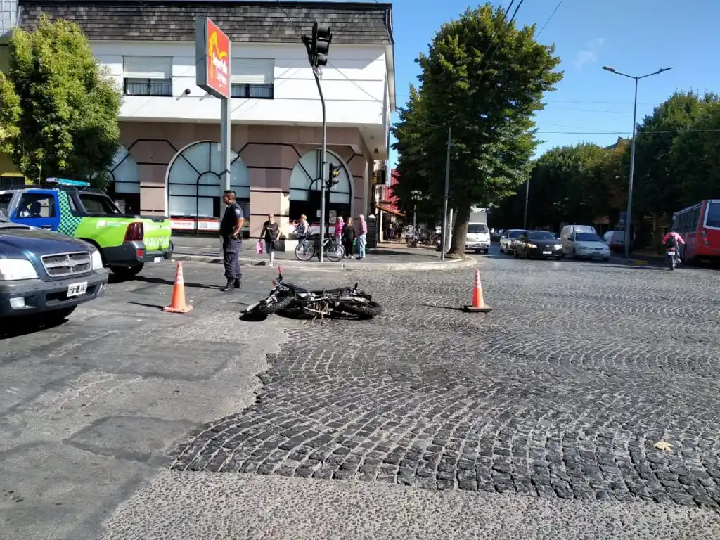 Un hombre perdió el control de su motocicleta y cayó en España y Santamarina
