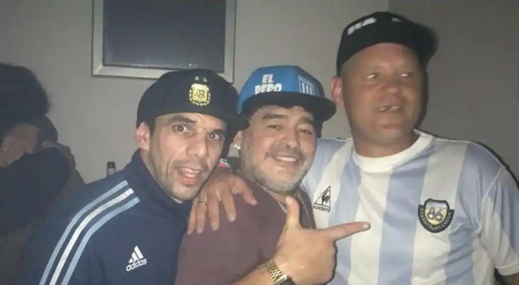 Maradona reapareció en un show del Pepo: cantaron y hasta se dieron un «piquito»