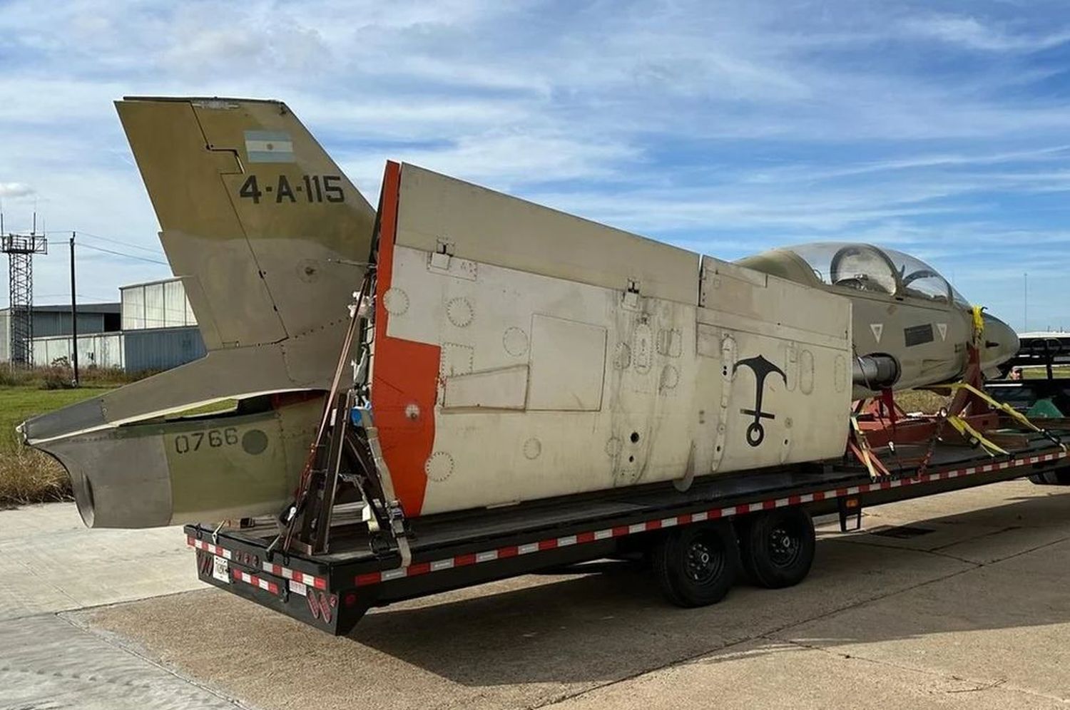 El Aermacchi MC339 (4-A-115) que perteneció a la Primera Escuadrilla Aeronaval de Ataque, tuvo dos privilegios durante el conflicto de 1982 entre la República Argentina y Reino Unido en la disputa por la posesión de las Islas Malvinas. Es el único avión de este tipo en el mundo que entrara en combate aeronaval y que luego tuviera la chance de retornar sano y salvo al continente.
