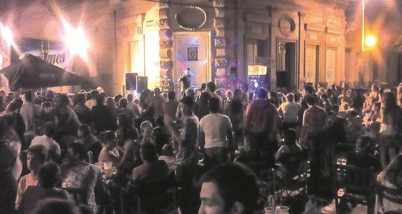 Reunión con los dueños de bares y locales nocturnos para regular horarios y cortes de calles